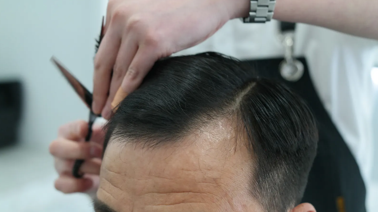 결방향 가르마 가위 작업 클로즈업